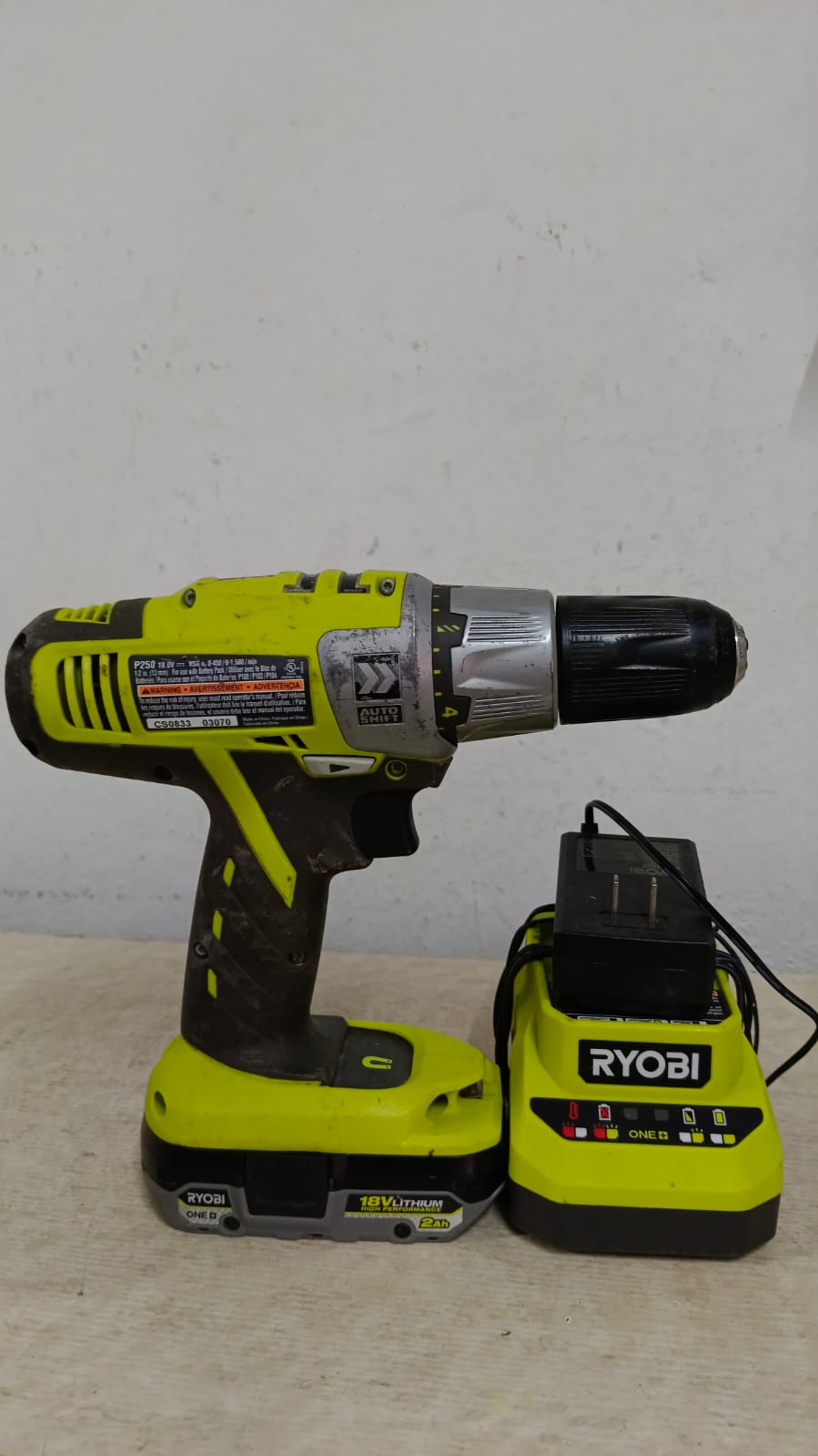 TALADRO INALAMBRICO RYOBI CON CARGADOR