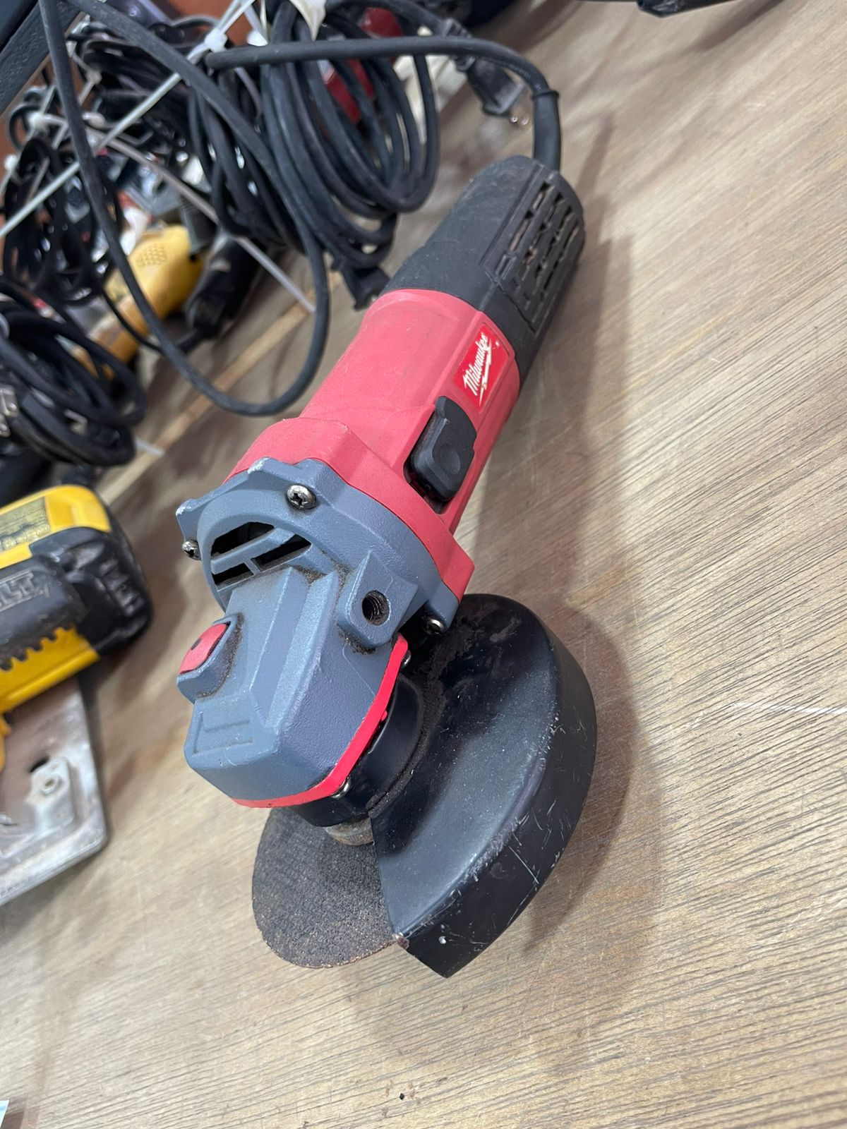 MINI ESMERILADORA MILWAUKEE ANGULAR ALAMBRICA-Usado