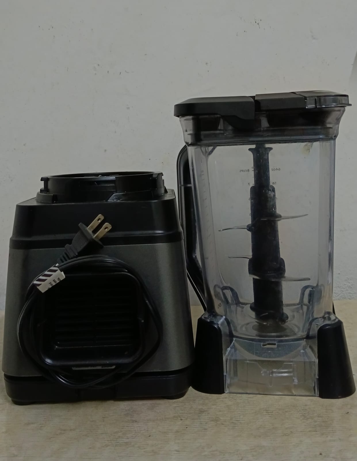 LICUADORA NINJA CON VASO Y TAPA