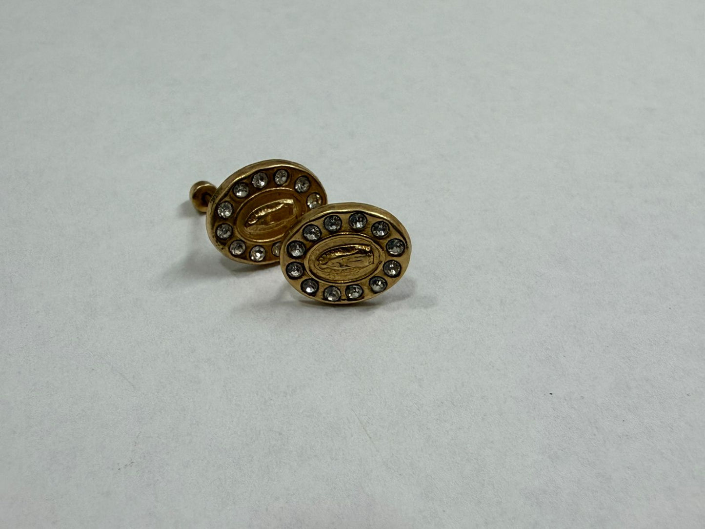 PAR DE ARETES MOTIVO VIRGEN DE GUADALUPE CON SINTETICO EN ORO DE 10 K