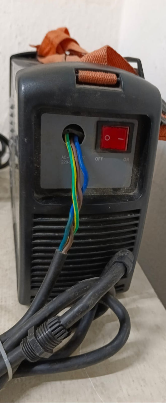 Soldadora Inverter Gladiator con cables, usado