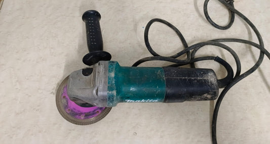 Esmeril Makita 9557, usado