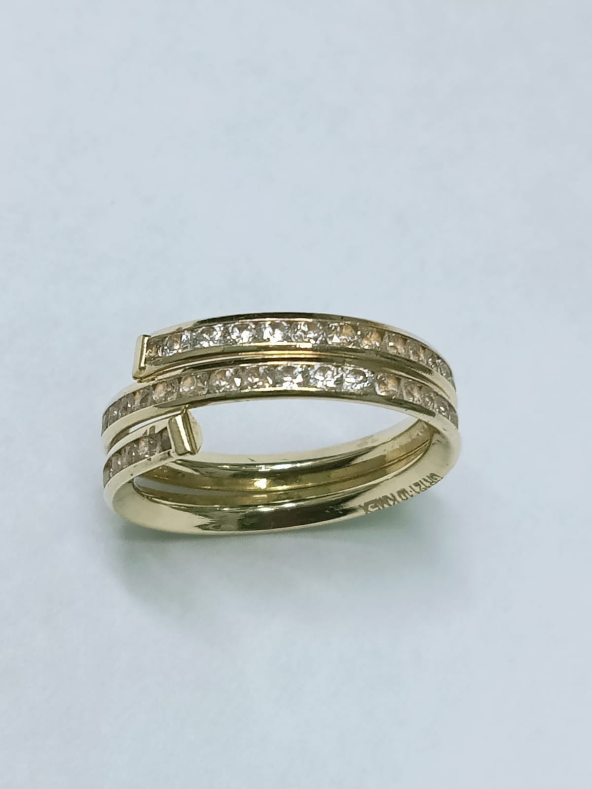 ✨ Anillo de Oro con Piedras Sintéticas – Talla 6.5 ✨