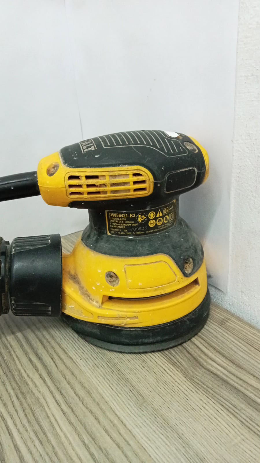 lijadora orbital aleatoria DEWALT modelo DWE6421-usada