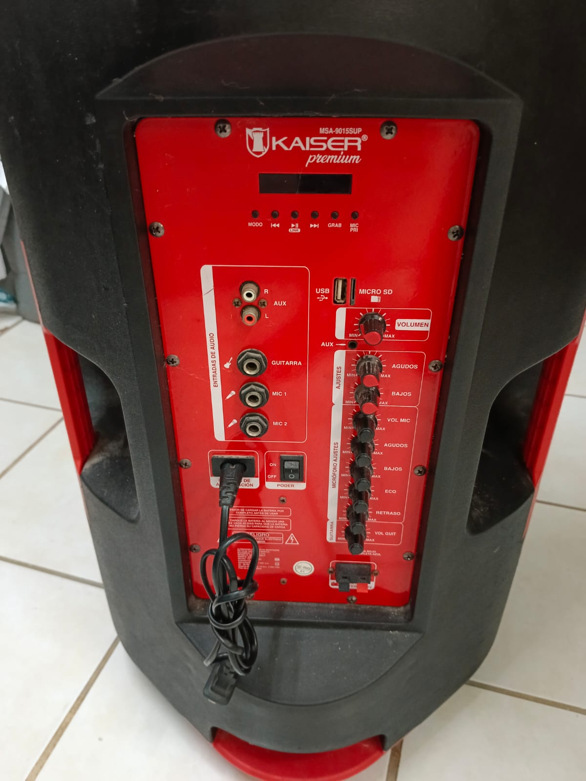 Bocina KAISER recargable 7575, usado