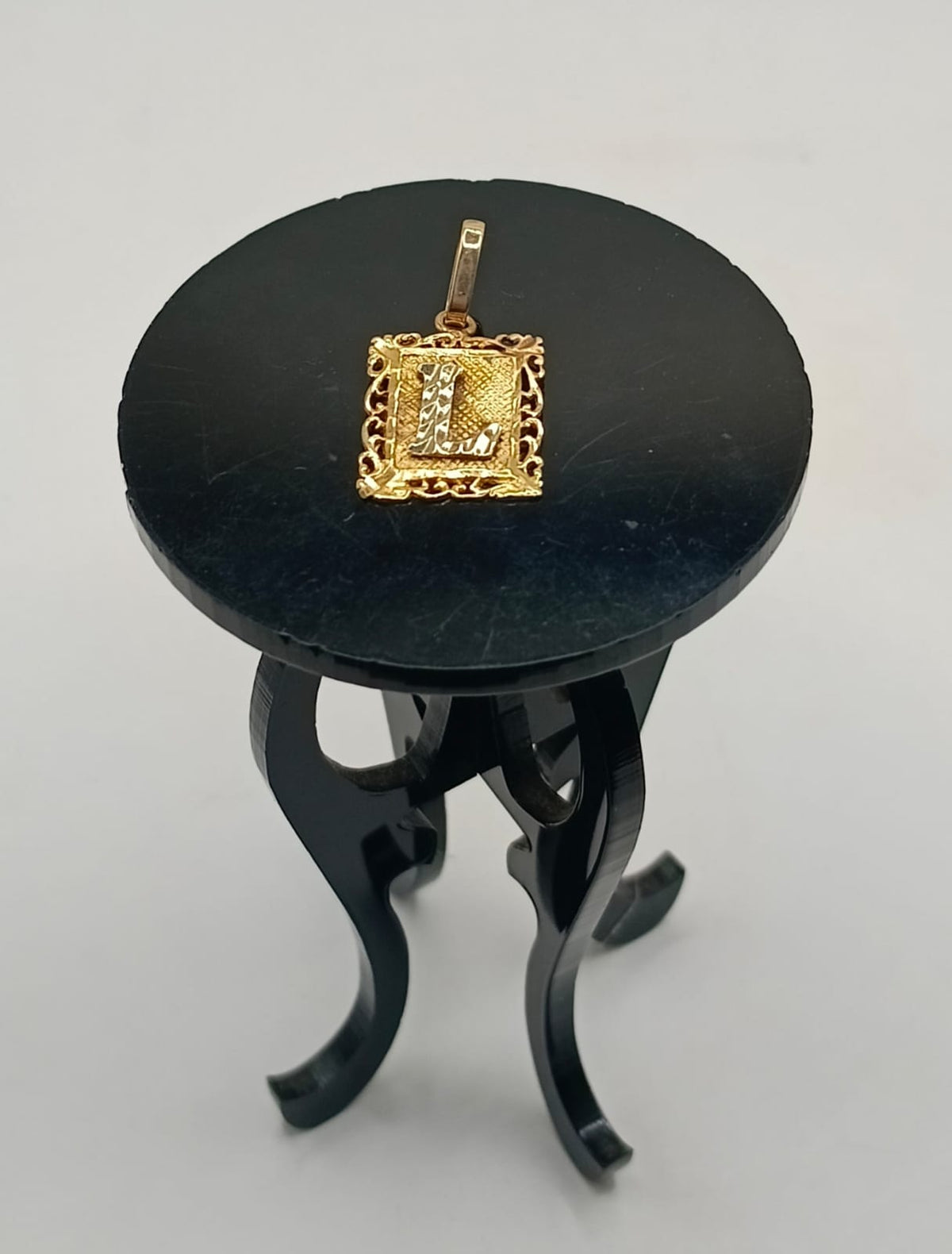 Dije letra L ORO 14k peso 1.5gr , usado