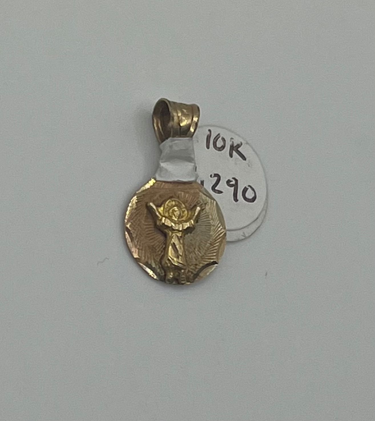 Dije religioso pesa 0.8 grms mide 2cm 10k