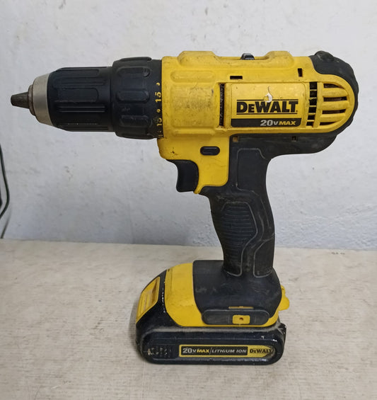 Taladro inalambrico DEWALT dcd771 con cargador y dos baterias, usado