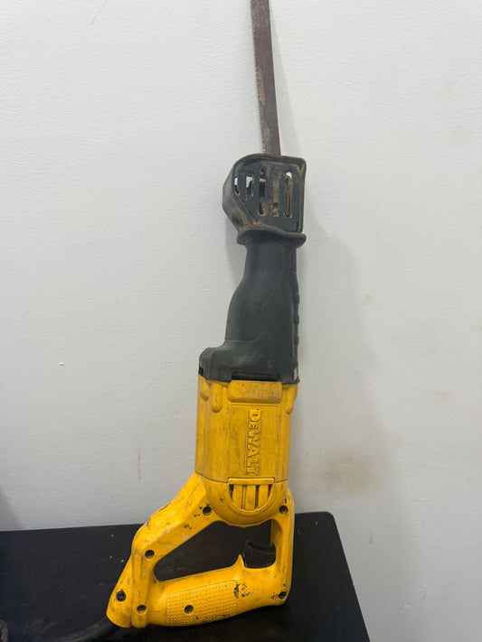 DEWALT DWE304 Sierra Sable 1200W