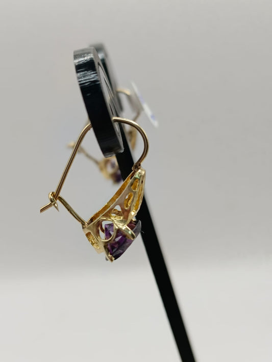Aretes con sintetico morado ORO 10k peso 3.2GR, usado