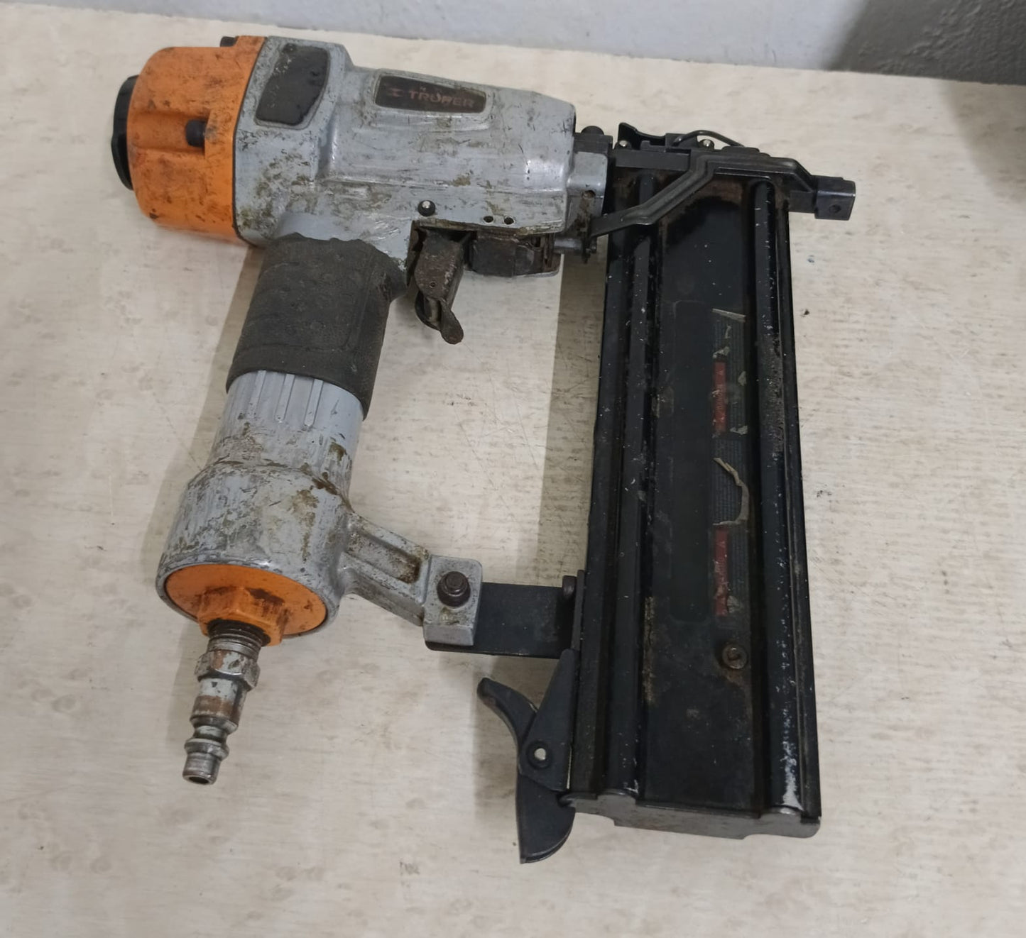 Pistola Neumatica Truper en estuche, usado