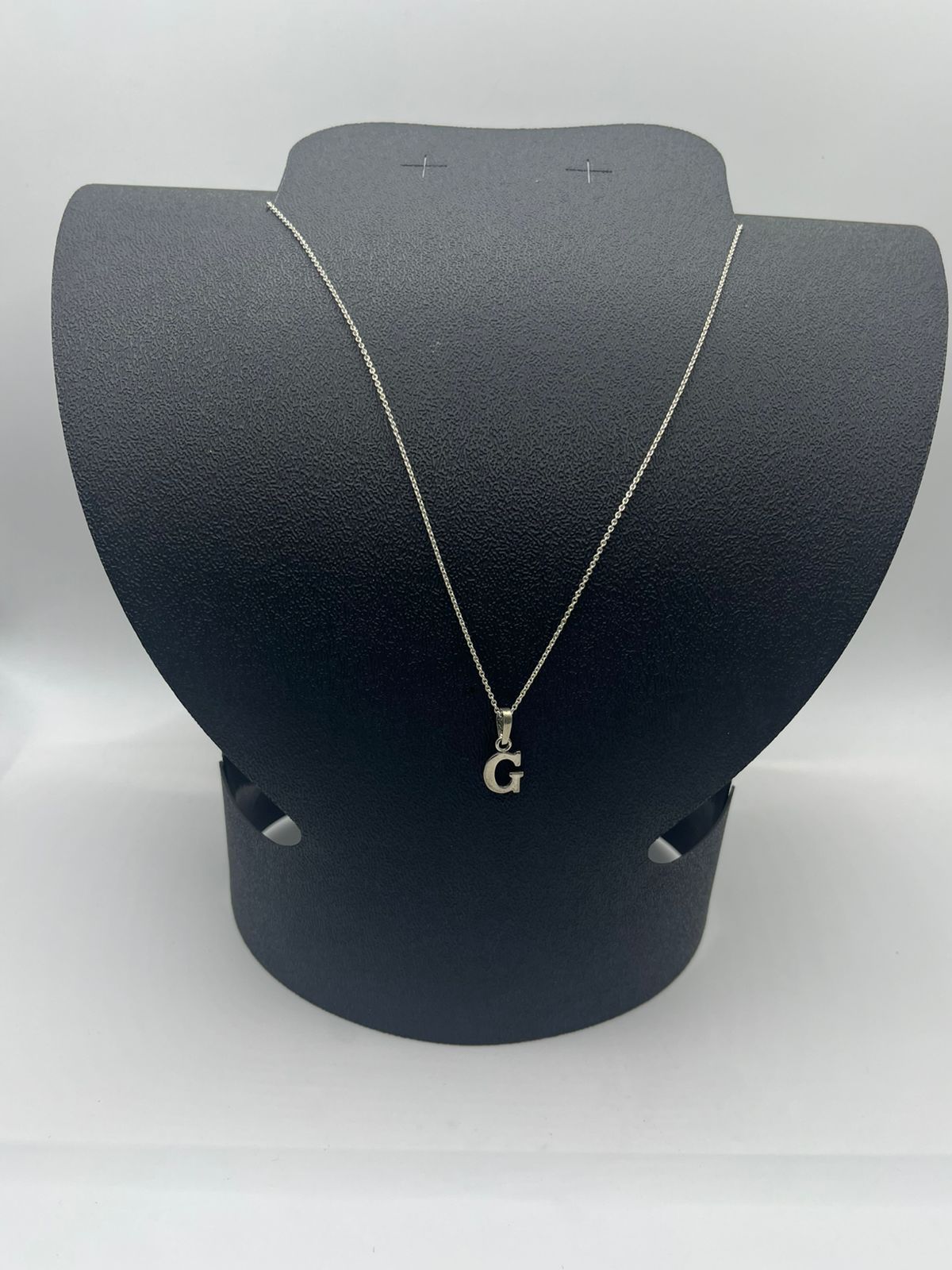 Cadena tejido cerrado circular con dije letra g 2.5 grs 26cm baño de plata