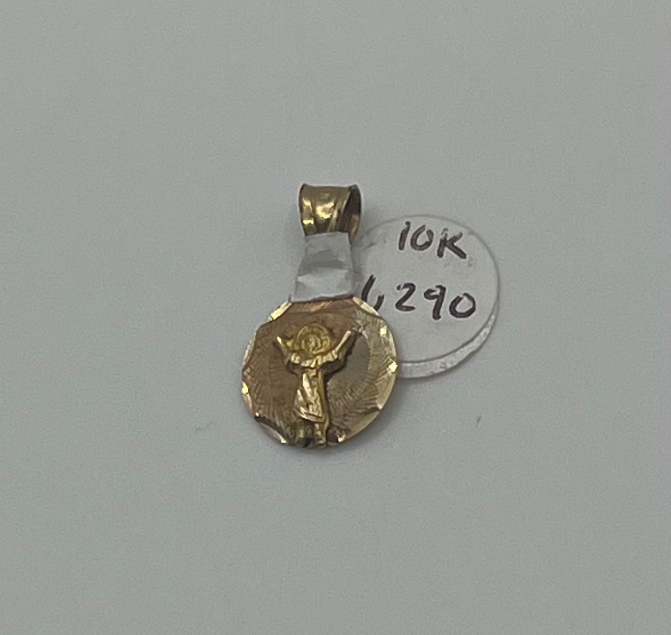 Dije religioso pesa 0.8 grms mide 2cm 10k
