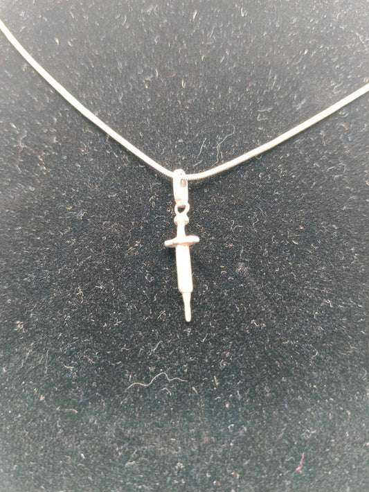 Collar cola de rata con dije de jeringa PLATA 925 peso 5.1gr, usado