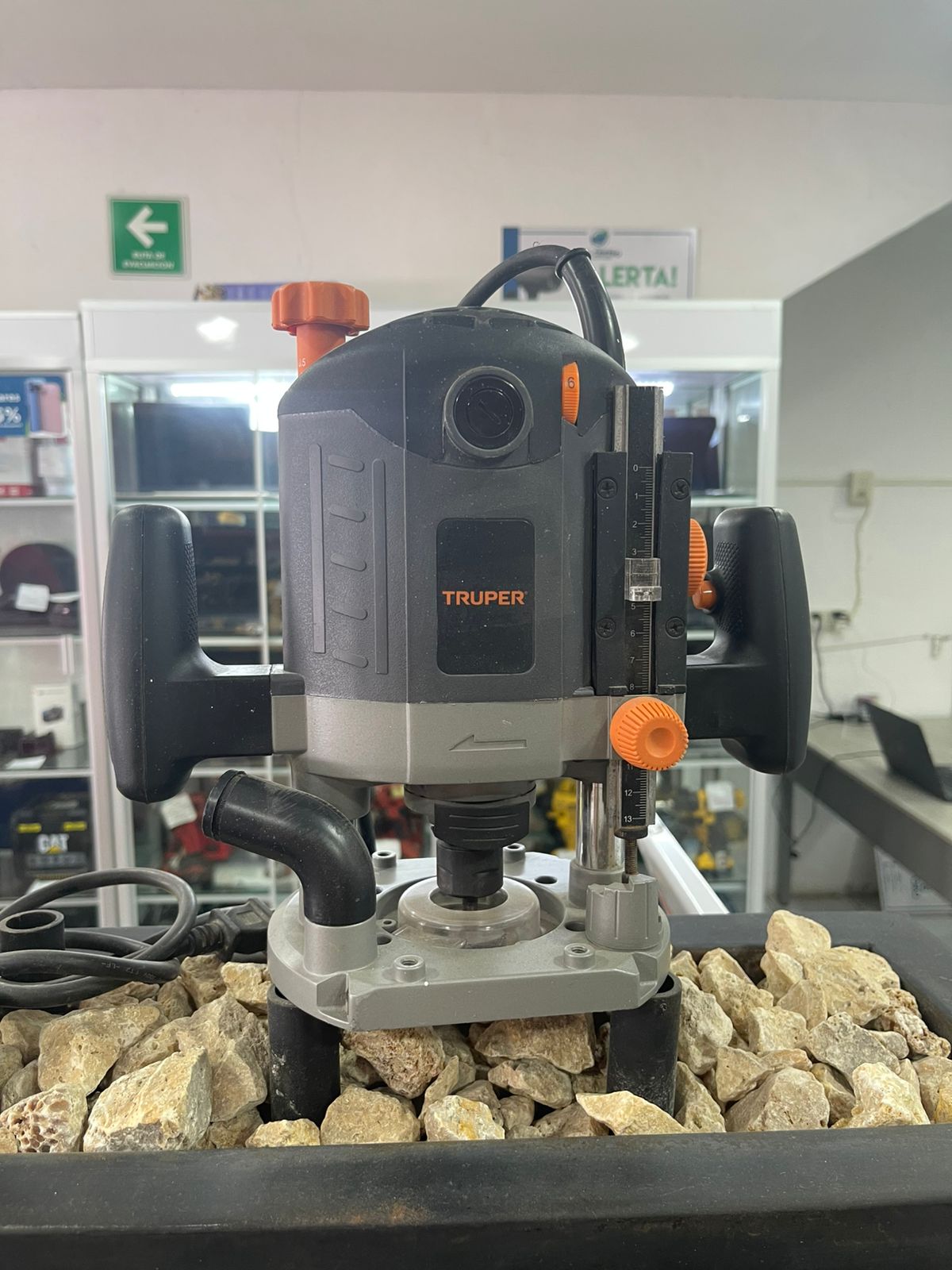 TRUPER - Enrutador industrial 2-1/2 HP, 14 A-Usado