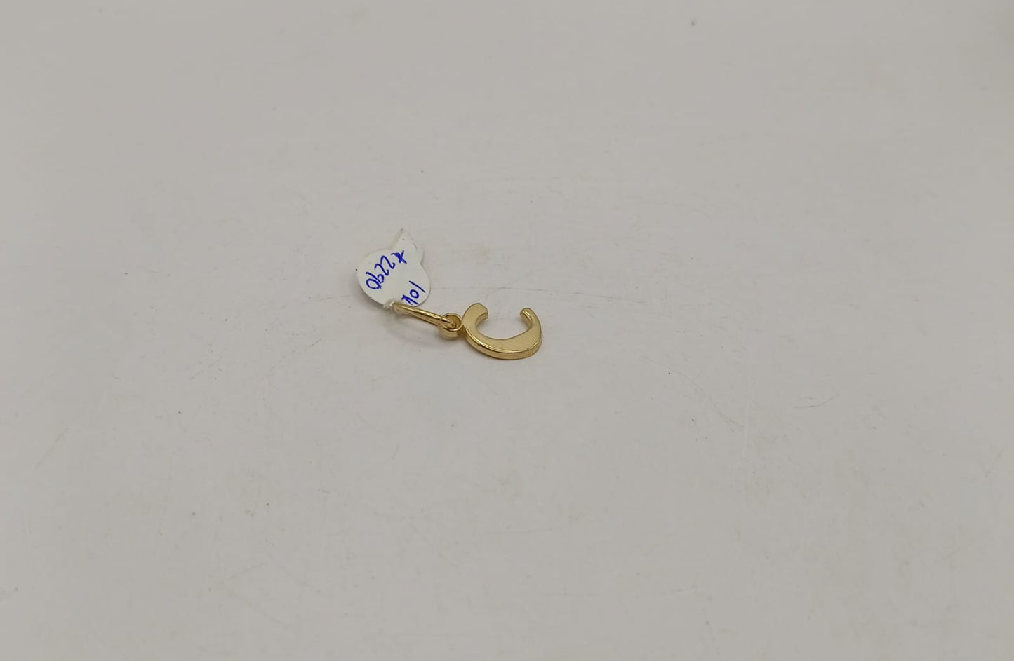 Dije letra "c" ORO 10k peso 1gr, usado