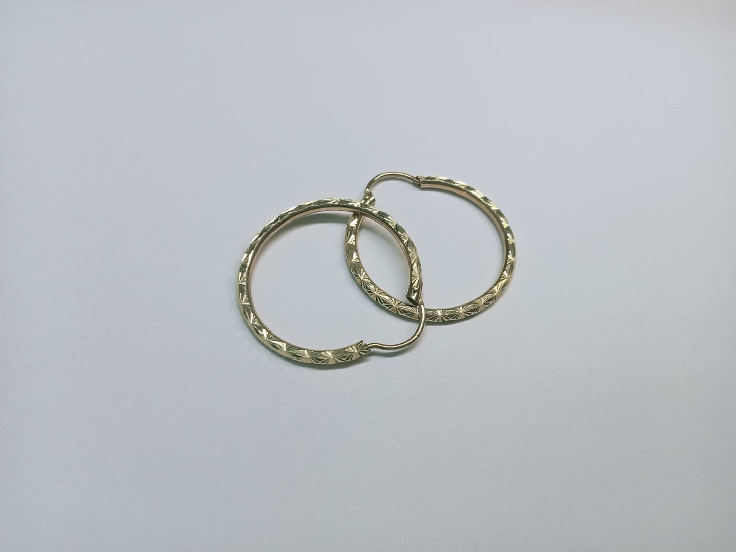 Par de Aretes de Oro 10k Diamantado – Elegancia que Brilla
