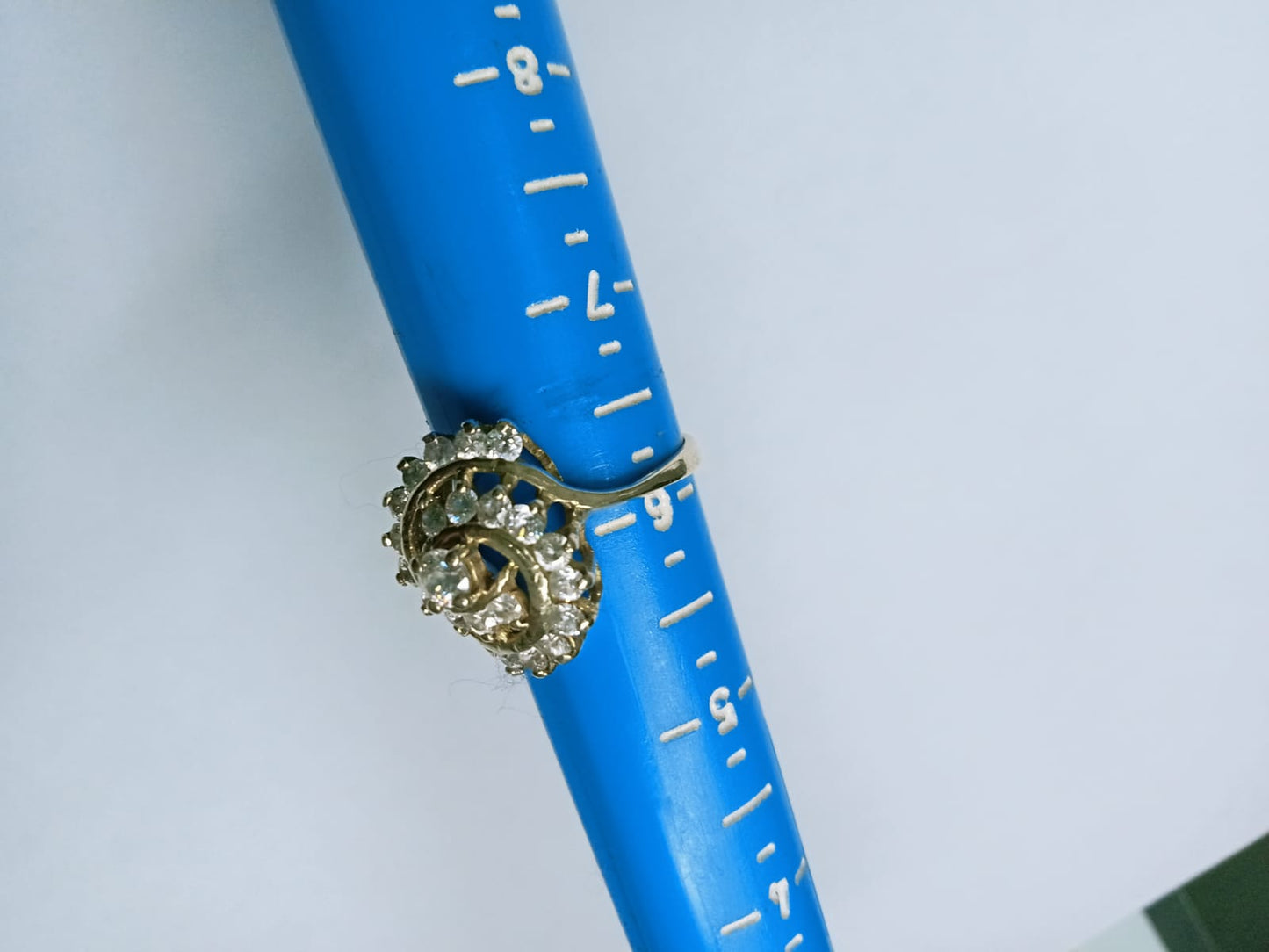 Anillo de Oro 10K – Diseño Espiral con Sintéticos | Medida 6