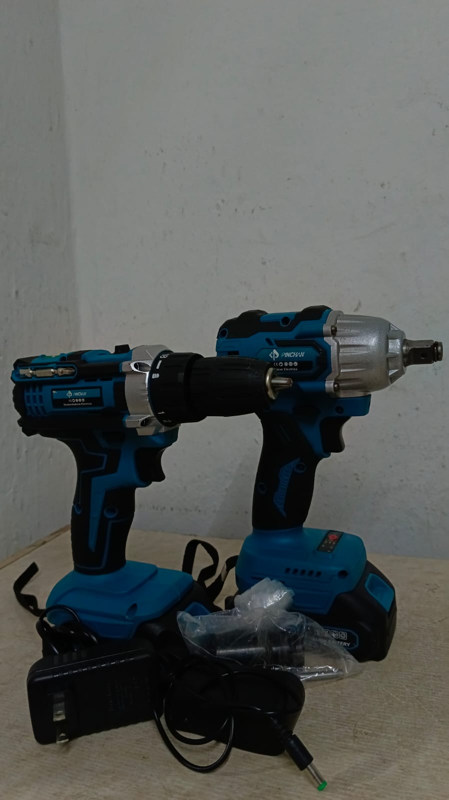KIT DE TALADROS PINCHAN CON CARGADORES