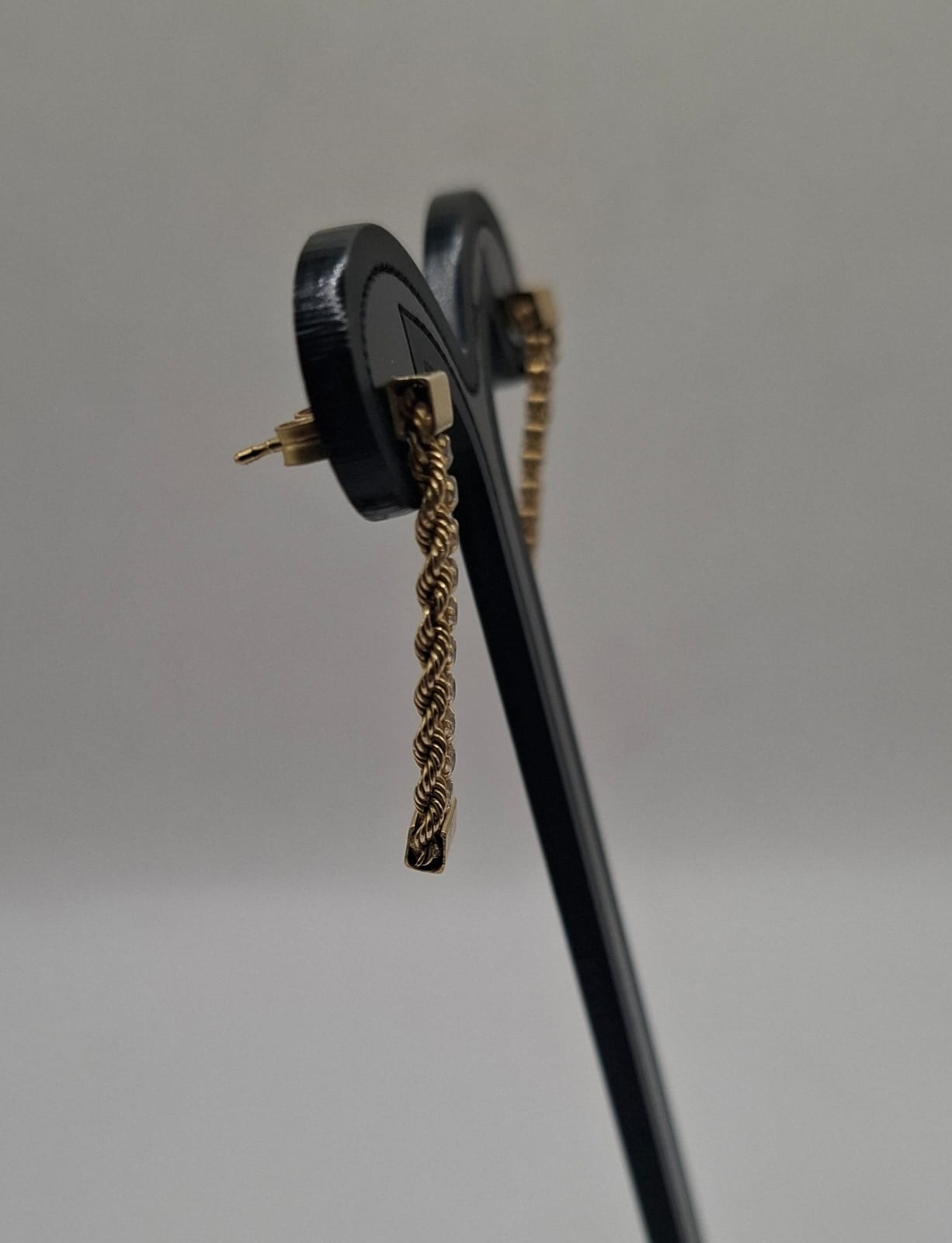 Aretes con sinteticos ORO 14k peso 1.8gr, usado