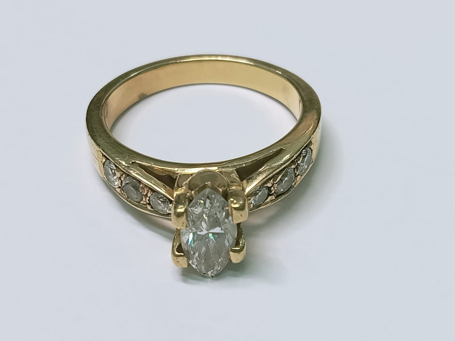 Anillo Solitario en Oro de 18k con Diamantes Laterales
