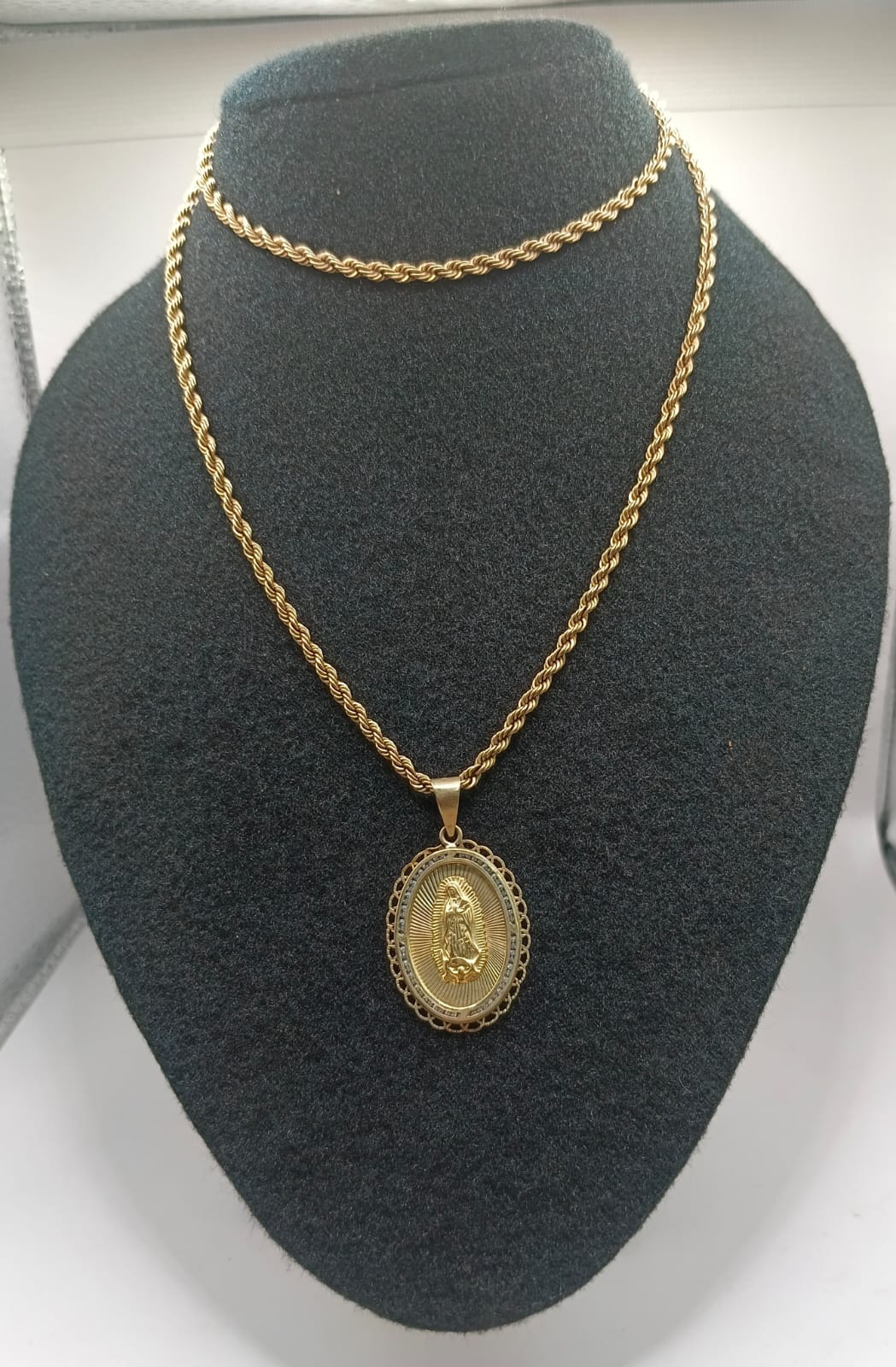 Cadena torzal con dije de virgen, 10k 26gr,usado