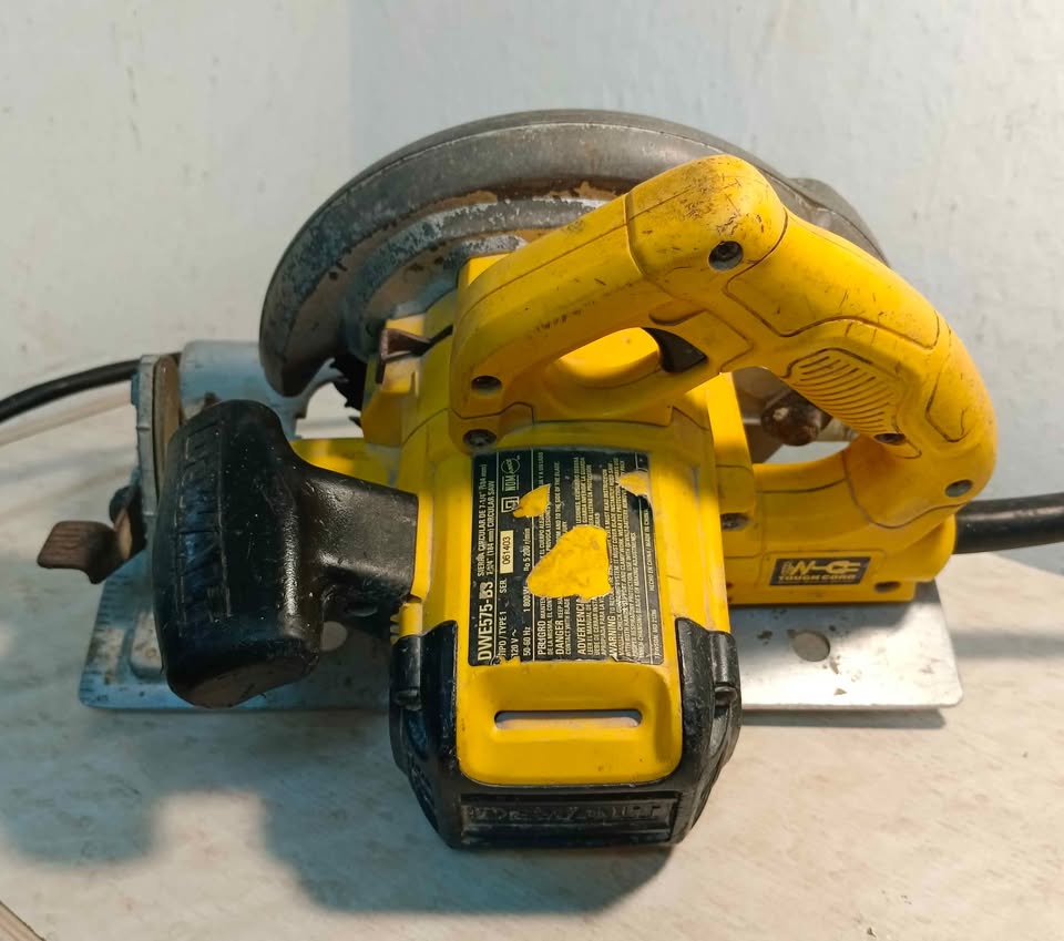 Sierra circular Dewalt dwe575-b3, usado
