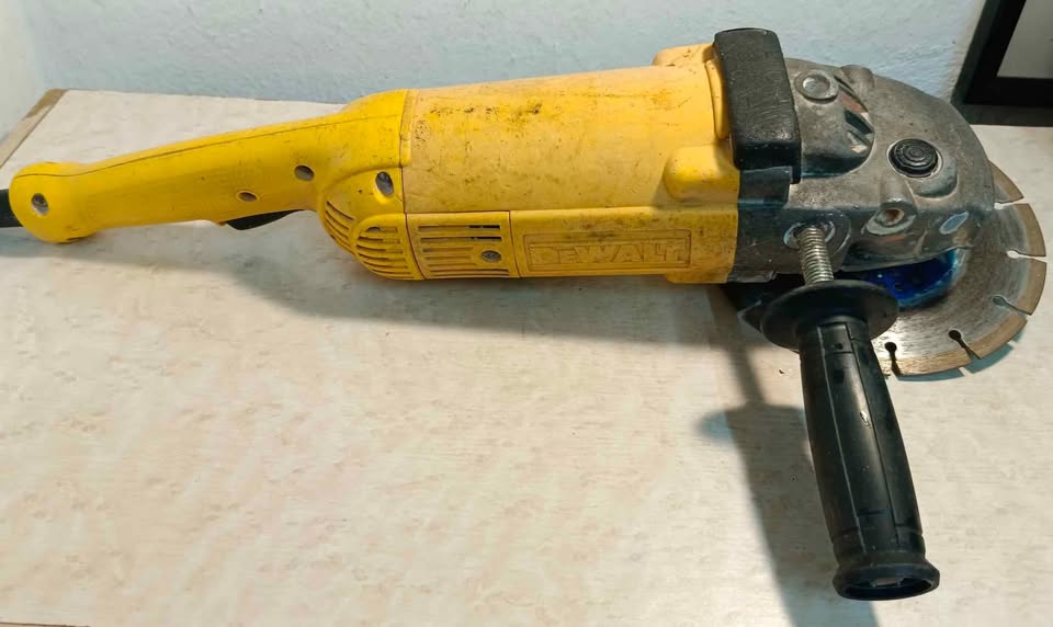 Esmeriladora Dewalt DWE6470, usado