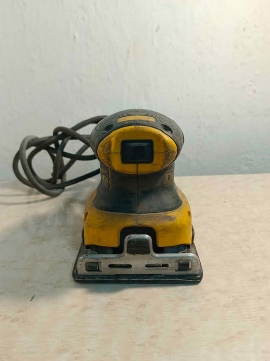 Lijadora de acabado Dewalt dwe6411-b3, usado