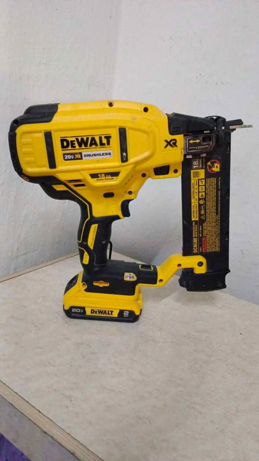 Clavadora inalámbrica Dewalt dcn680, usada