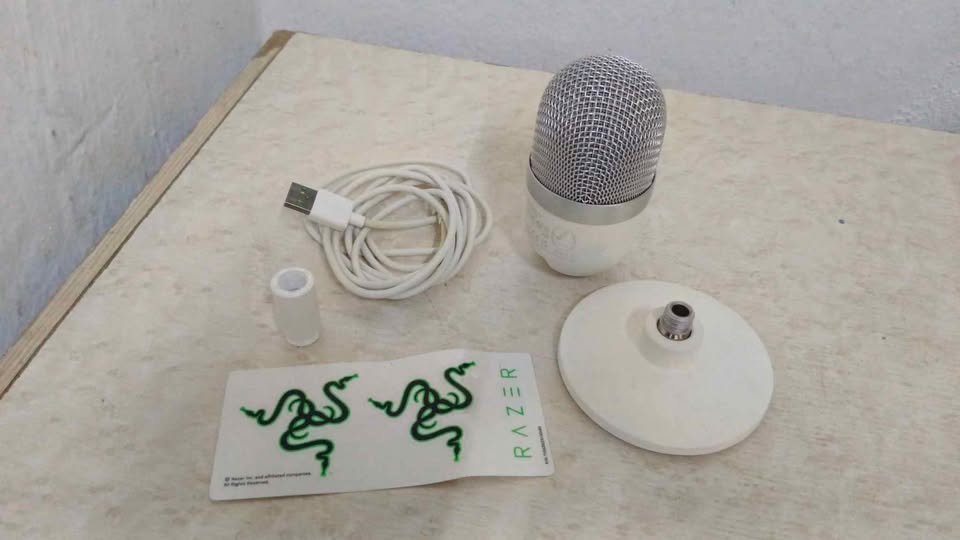Micrófono Razer con base, usado