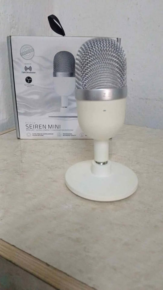 Micrófono Razer con base, usado