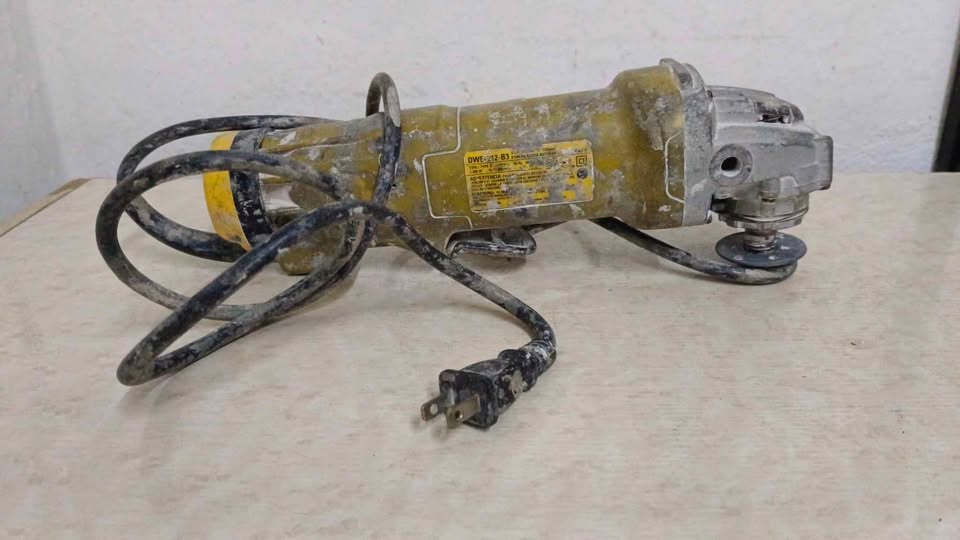 Esmeril Dewalt dwe4212b3, usado