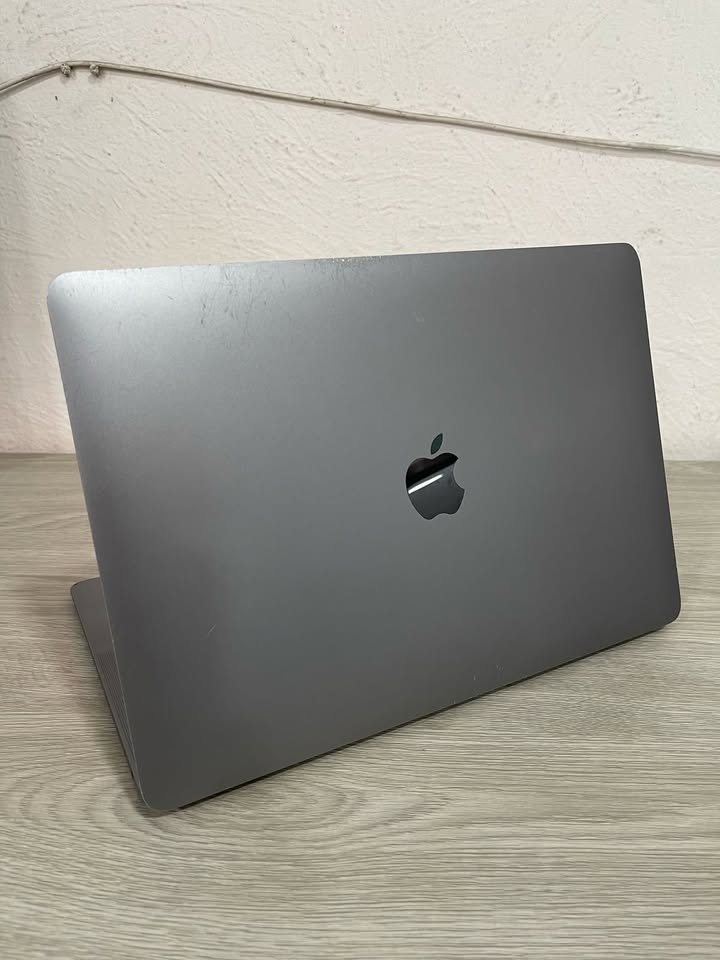 Laptop 2018 Apple MacBook Air with 1.6GHz Intel Core i5 (13-inch, 8GB RAM, 256GB SSD)