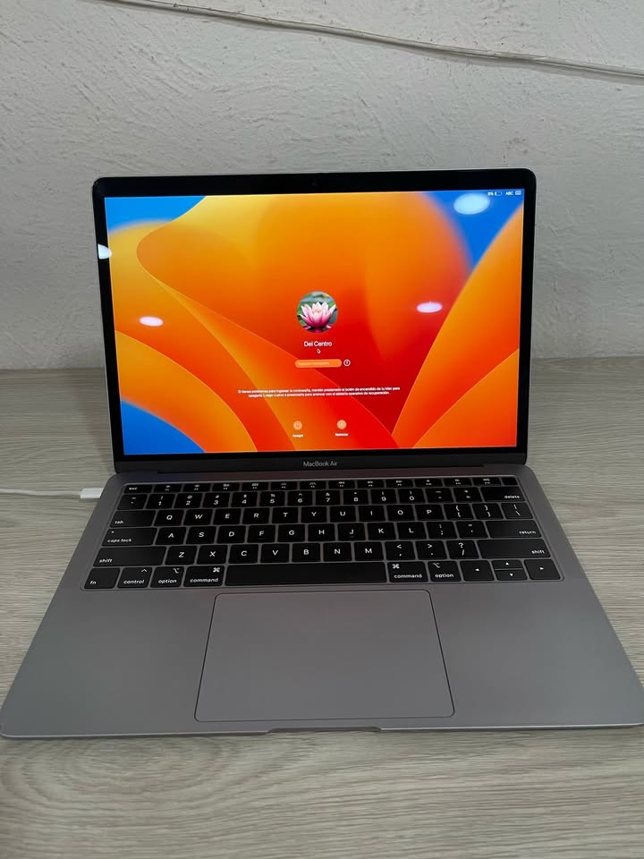 Laptop 2018 Apple MacBook Air with 1.6GHz Intel Core i5 (13-inch, 8GB RAM, 256GB SSD)