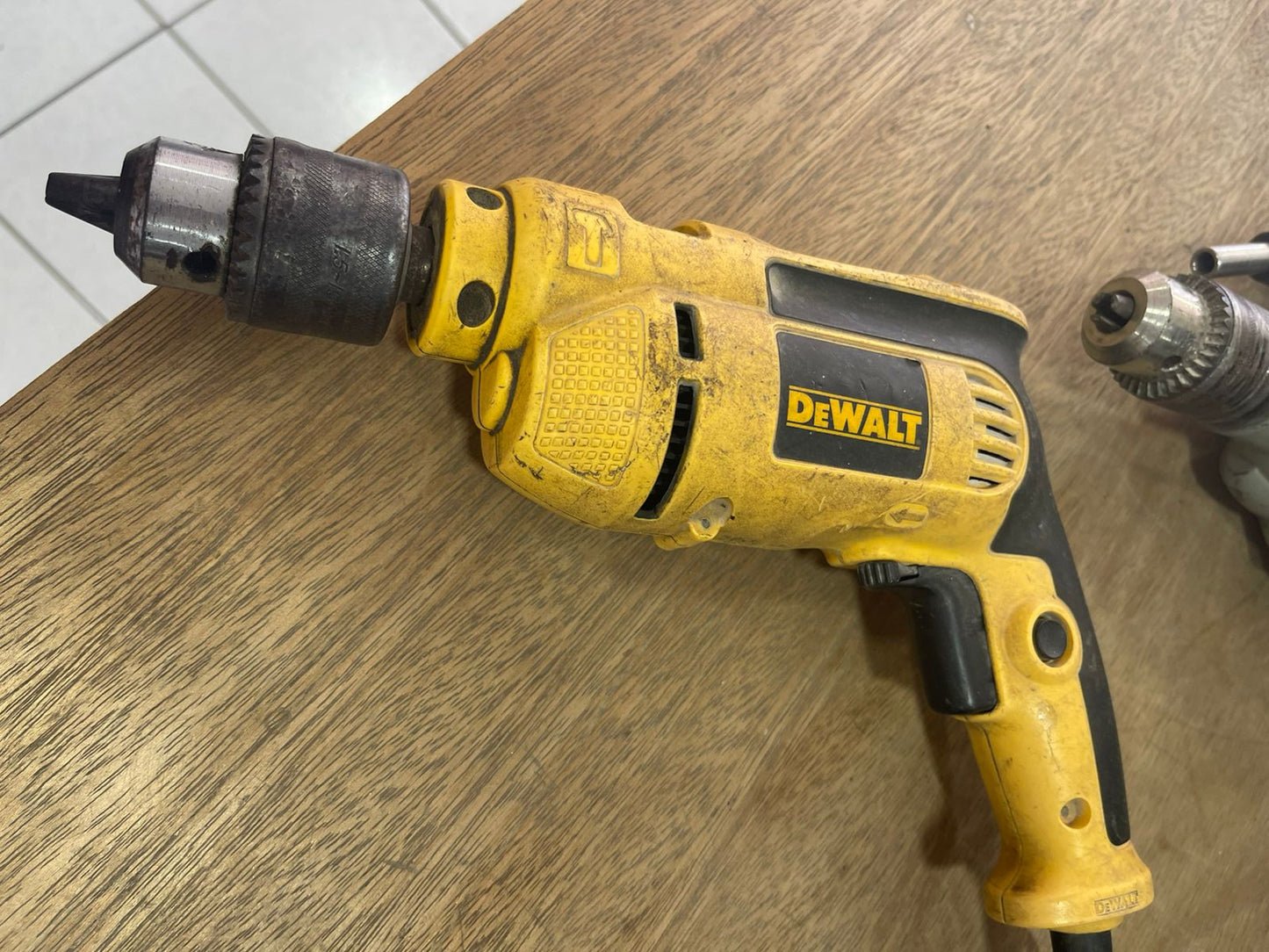 ROTOMARTILLO/TALADRO PERCUTOR DEWALT 2600 RPM 710-Usado
