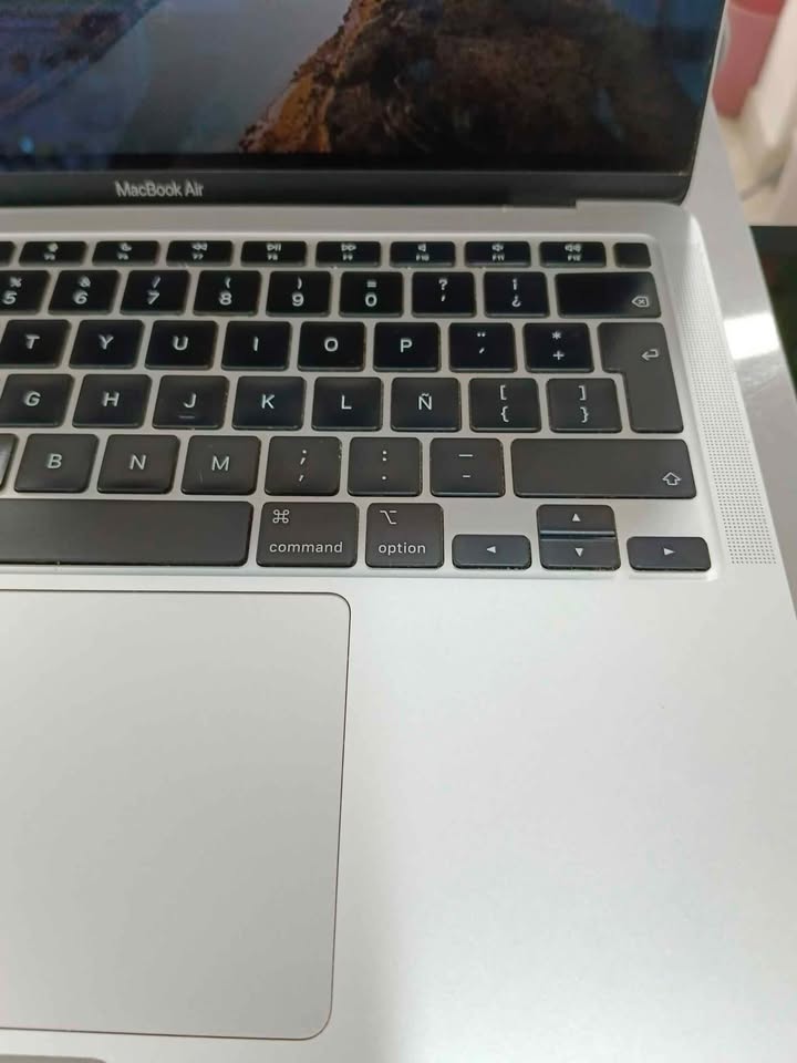 Laptop Macbook 256gb SSD 8ram procesador m1, usado