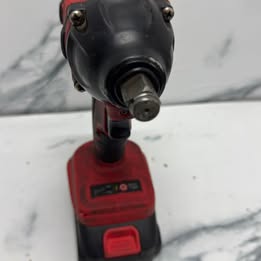 Llave de Impacto con Cargador y Batería – Usada