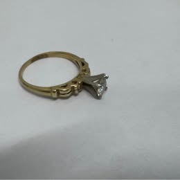 Anillo de Oro 10K con Piedra – Usado