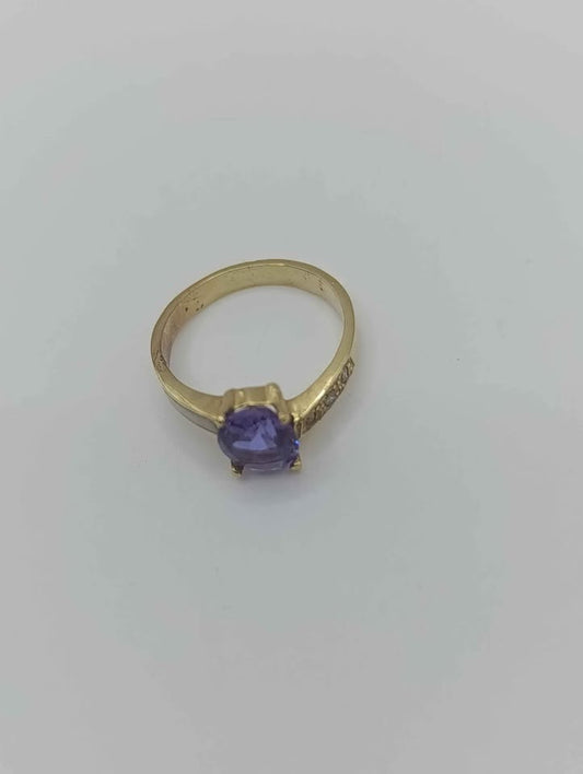 Anillo de oro con piedra morada 10k 2.5 gr #6.5