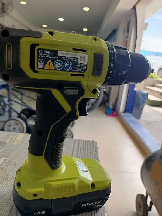 Taladro inalámbrico con batería Ryobi, usado