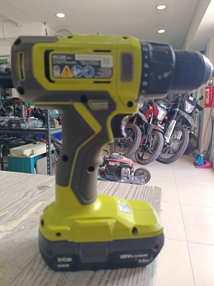 Taladro inalámbrico con batería Ryobi, usado