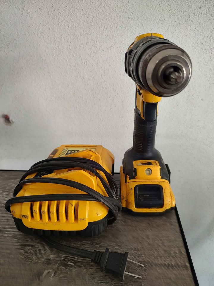 Taladro DEWALT con cargador y batería