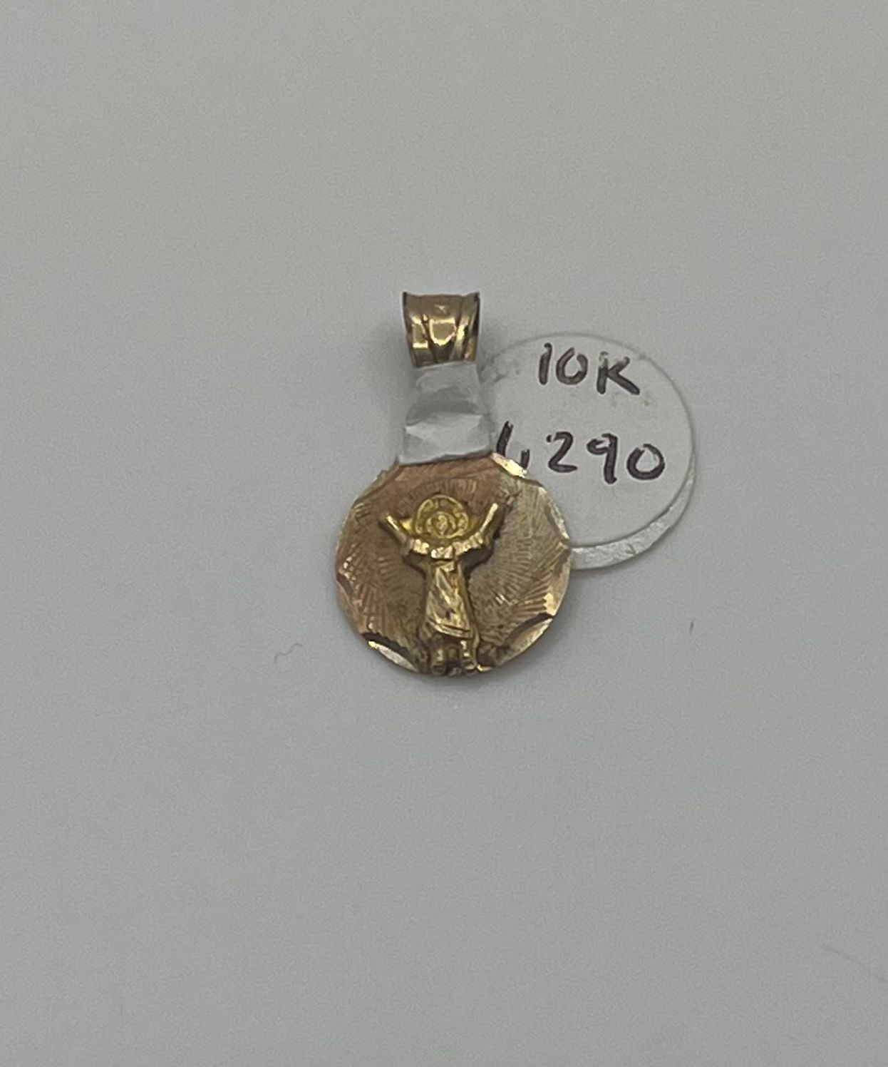 Dije religioso pesa 0.8 grms mide 2cm 10k