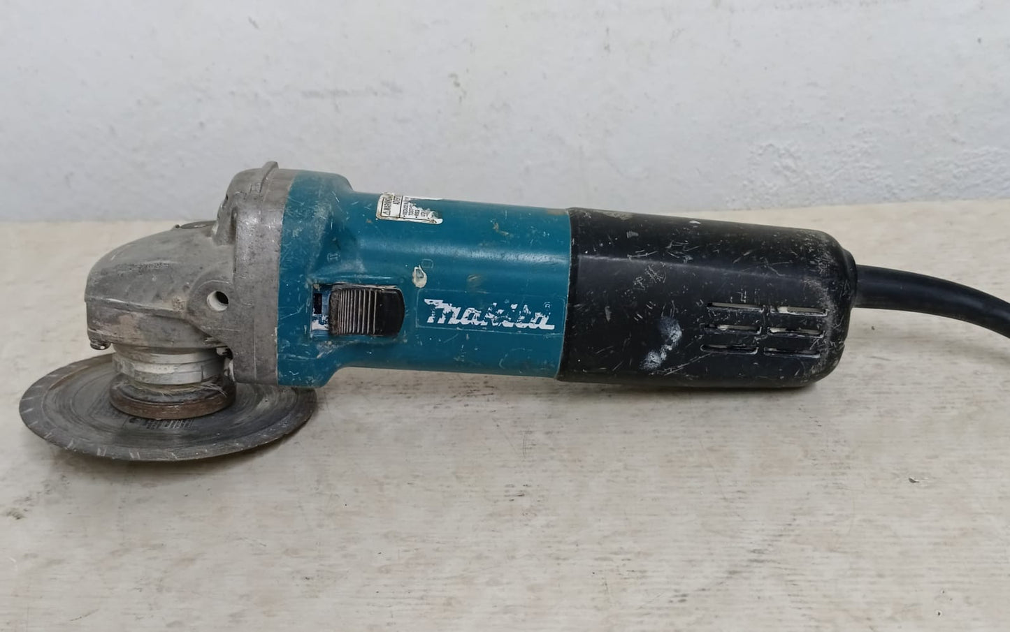 Mini esmeril Makita 9557nb con disco, usado