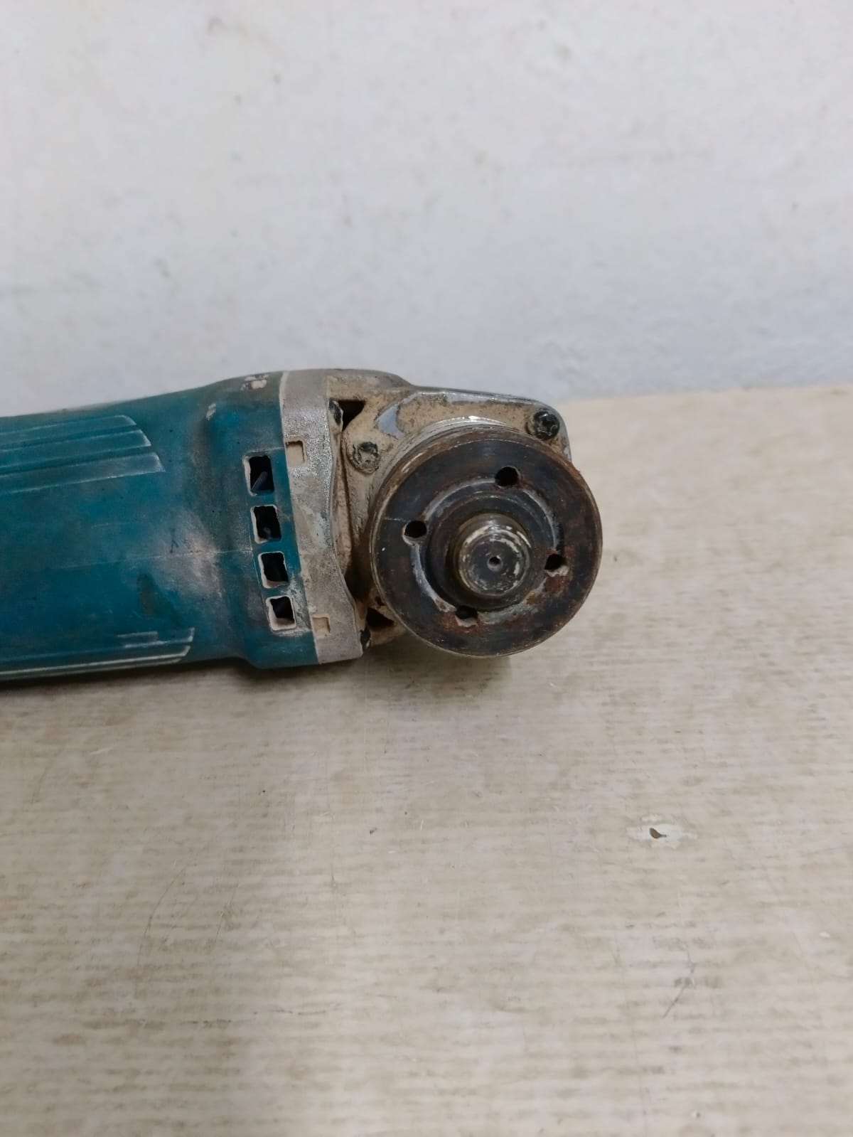 Mini esmeril MAKITA 9557hp sin disco, usado