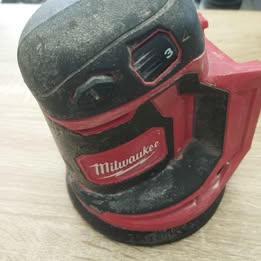 Lijadora orbital Milwaukee con batería y cargador 🔴🛠️