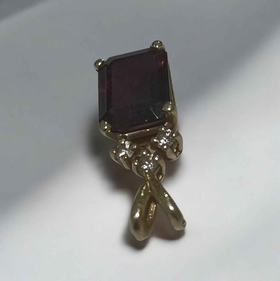 Oro Dije piedra roja 10k 1.8g
