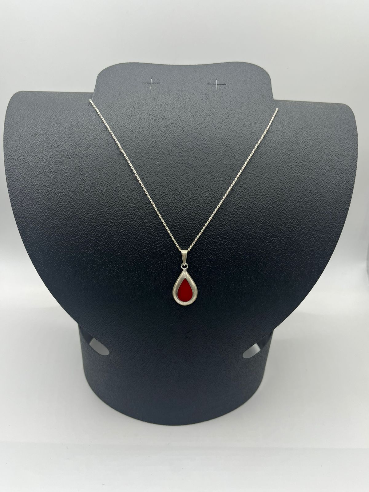 Cadena tejido torzal y dije gota con sintetico rojo 3.4 grs 25 cm baño de plata