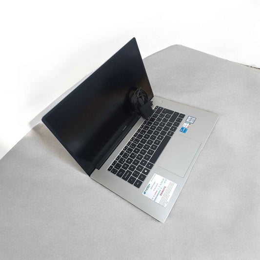 Laptop Huawei 8 ram core i5 sin cargador